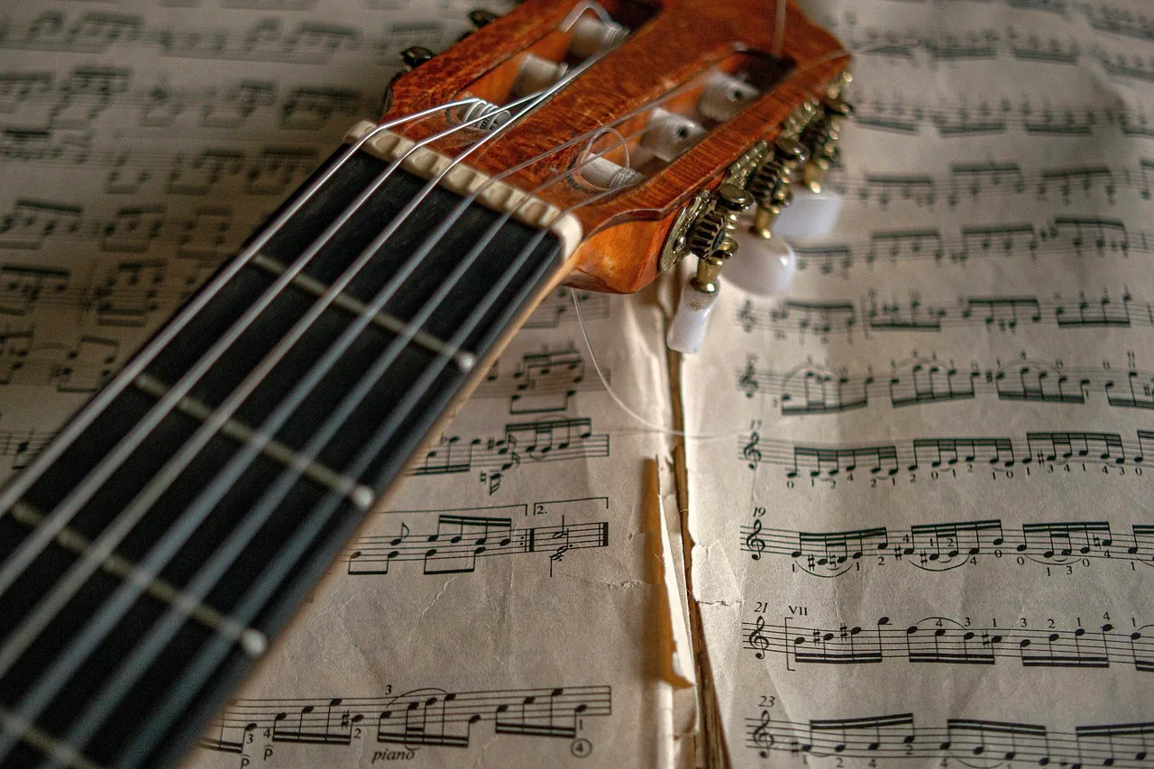 gitara klasyczna i nuty na gitarę klasyczną, fot. Pixabay